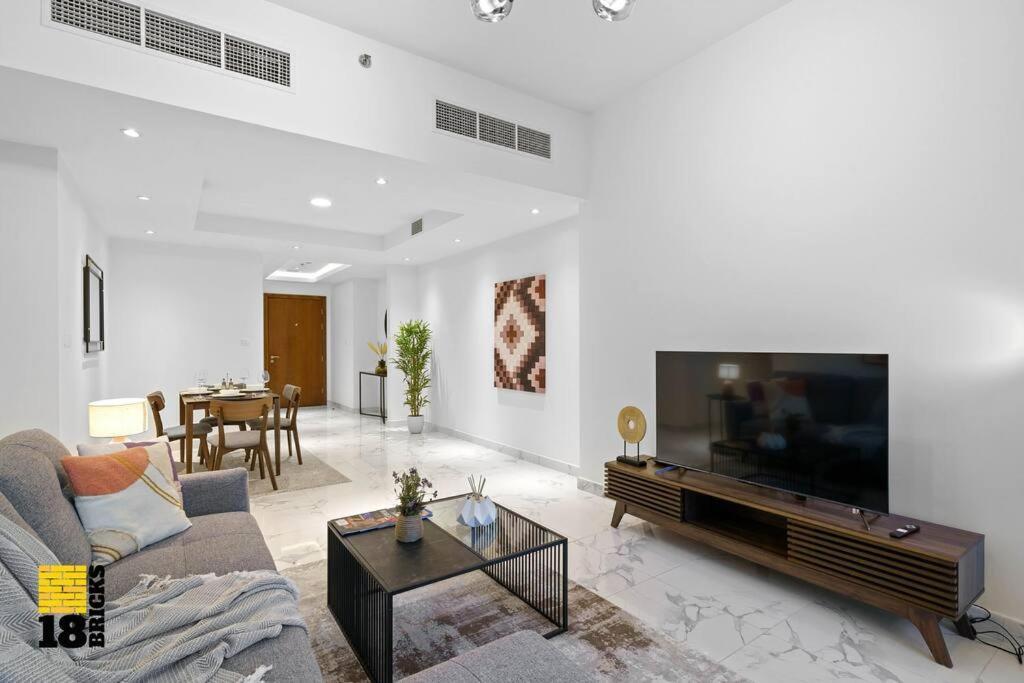 Appartement Spacious And Peaceful 1br With Canal Views Dubaï