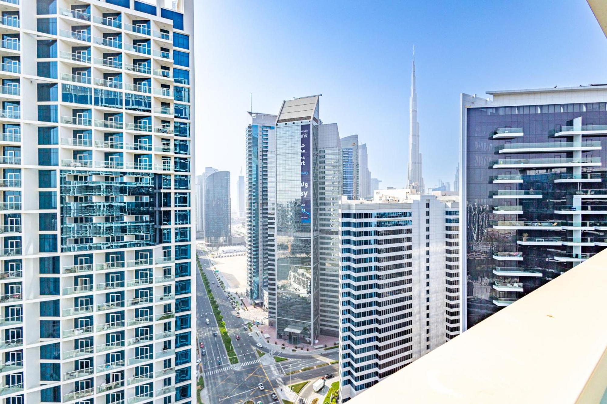 Deluxe One-bedroom In Business Bay With Burj Khalifa And Canal View Dubái