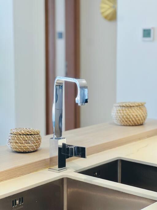 Waves - Stylish 1br In Jvc With Balcony & Pool * Dubaï