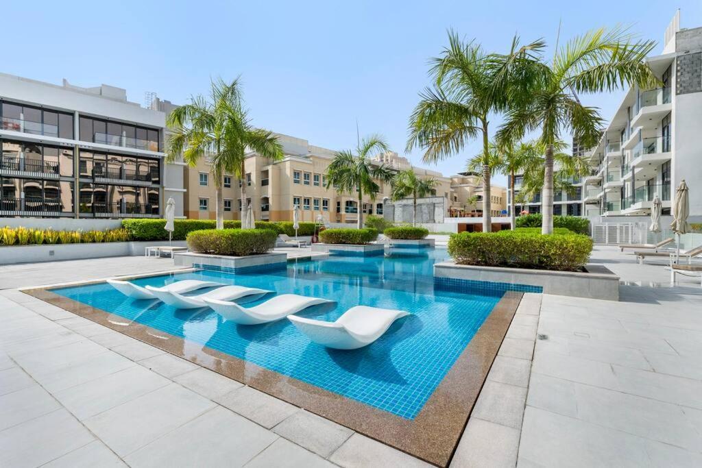 Appartement Waves - Stylish 1br In Jvc With Balcony & Pool Dubaï