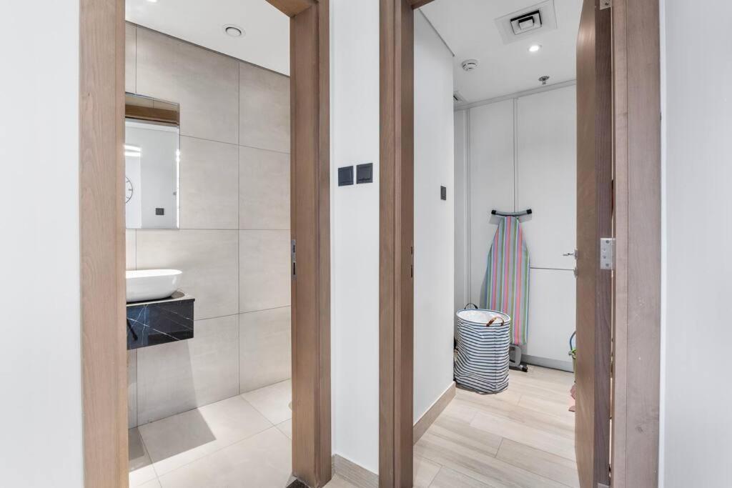 Appartement Waves - Stylish 1br In Jvc With Balcony & Pool *