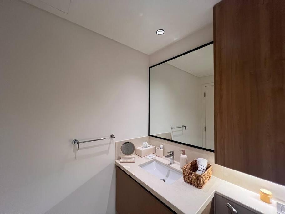 Luxury Downtown Burj Khalifa & Fountain View Apartment *