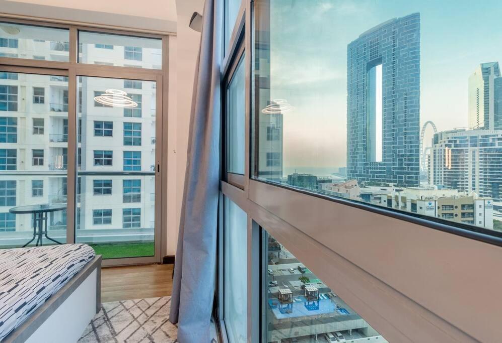 Spacious & Stylish 3 Bedroom W Mesmerizing Marina View *