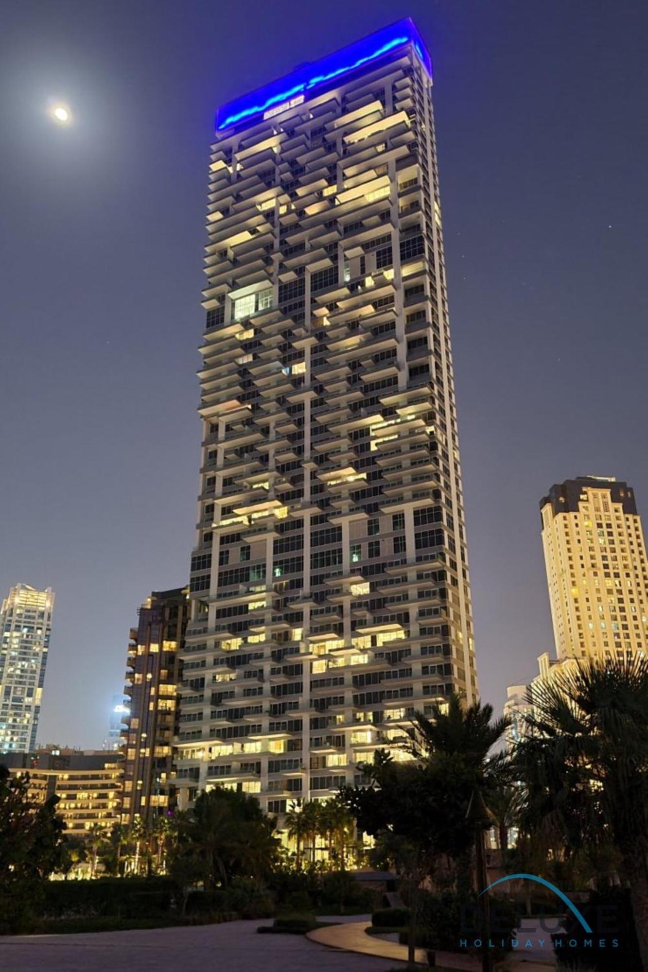 Appartement Picturesque 3br With Assistant In The One Jbr By Deluxe Homes *