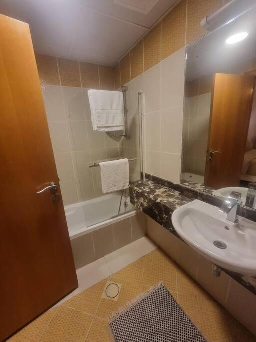 Spacious 2 Bed Marina-near Metro
