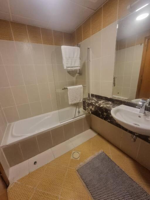 Spacious 2 Bed Marina-near Metro Apartment Dubai