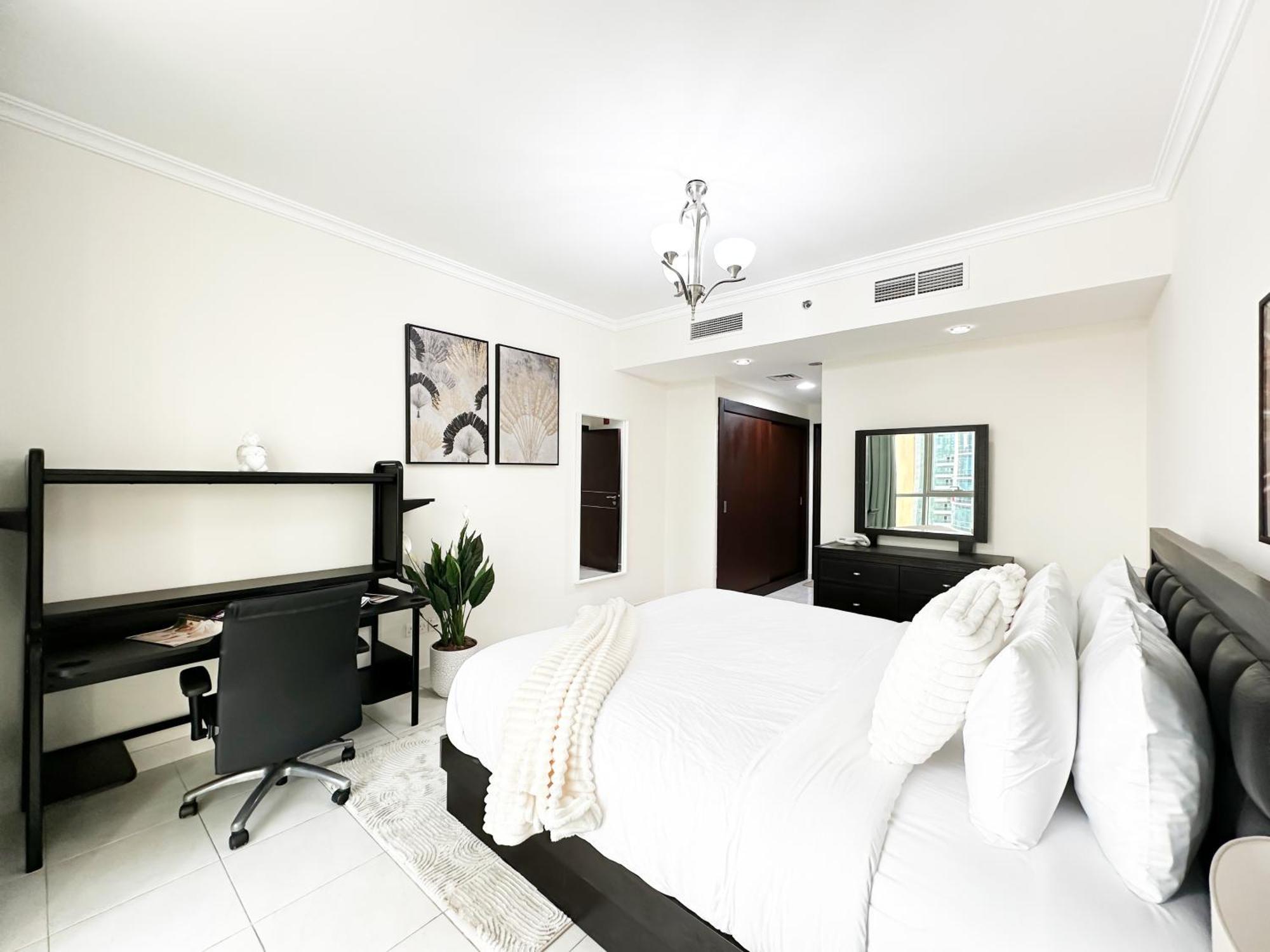 Trophy 1br Retreat W Balcony, Pool, Gym In Jlt * Dubaï