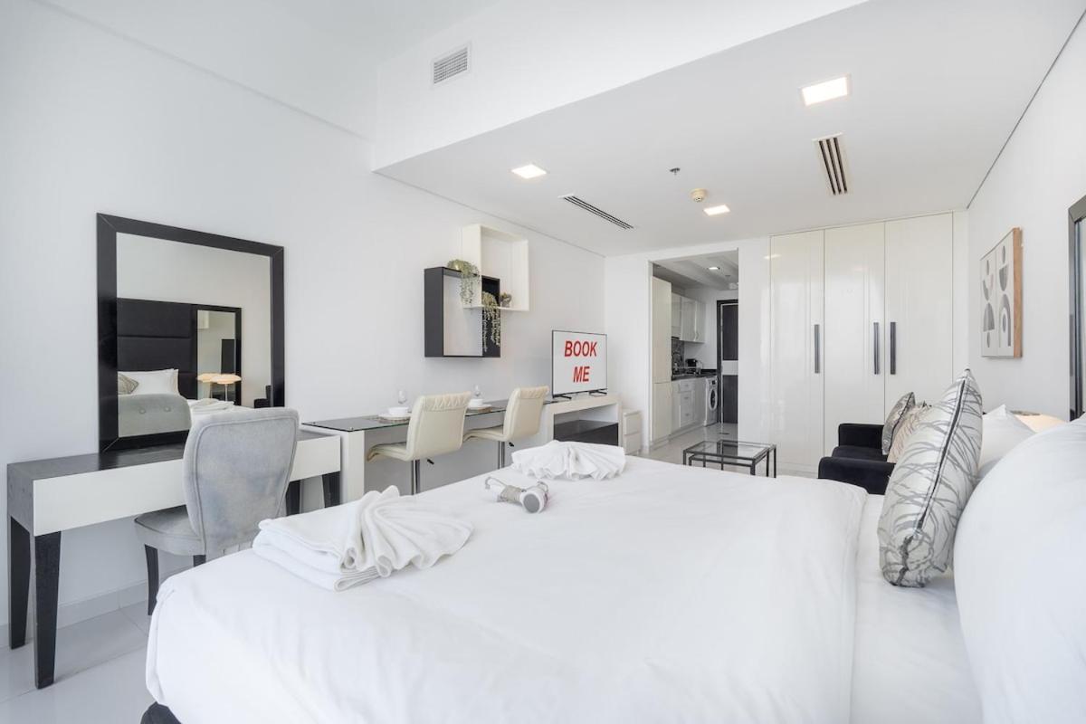 Phenomenal Flat In Sports City *