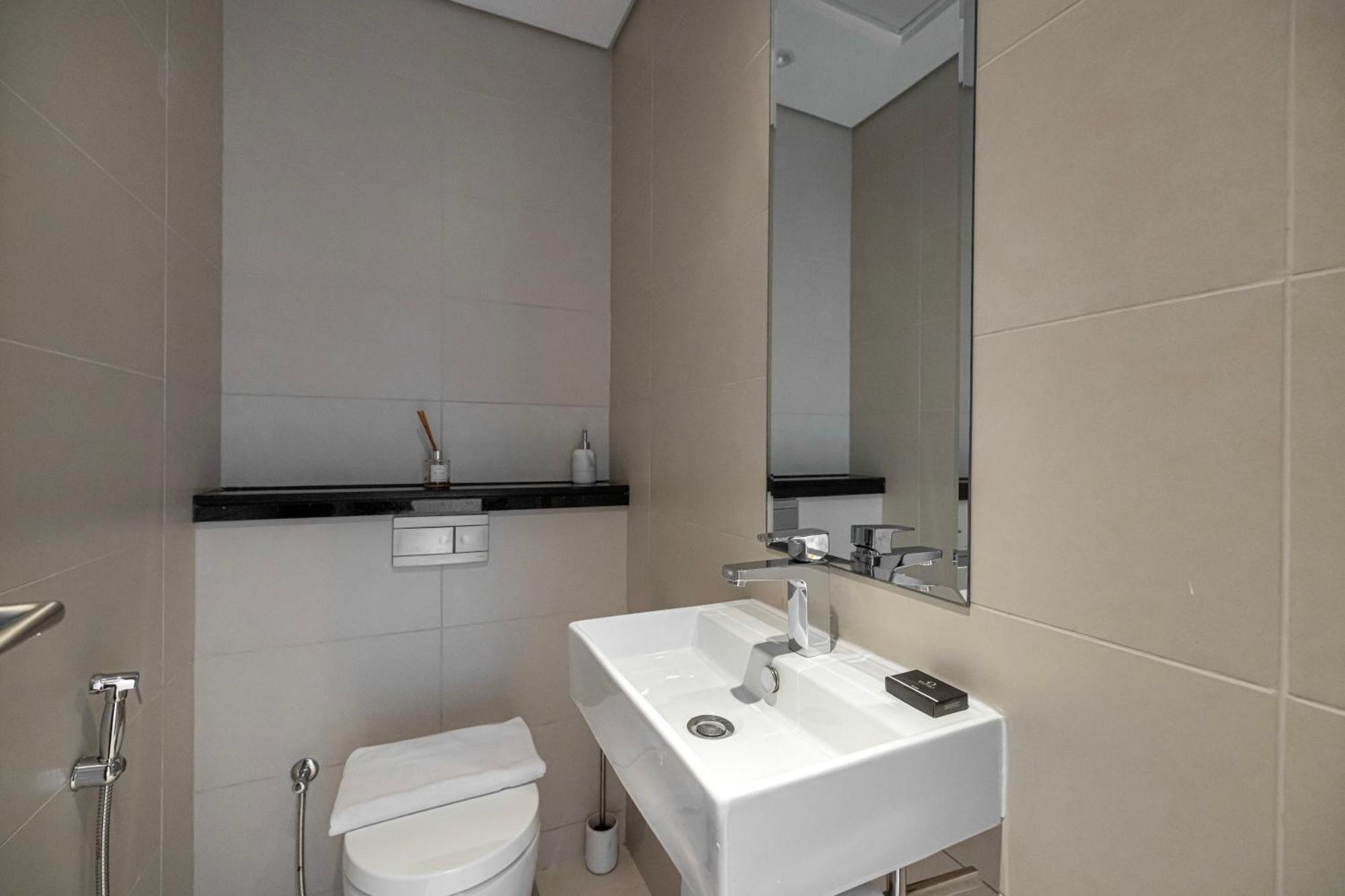 Daniels 1br At Silverene Tower Marina