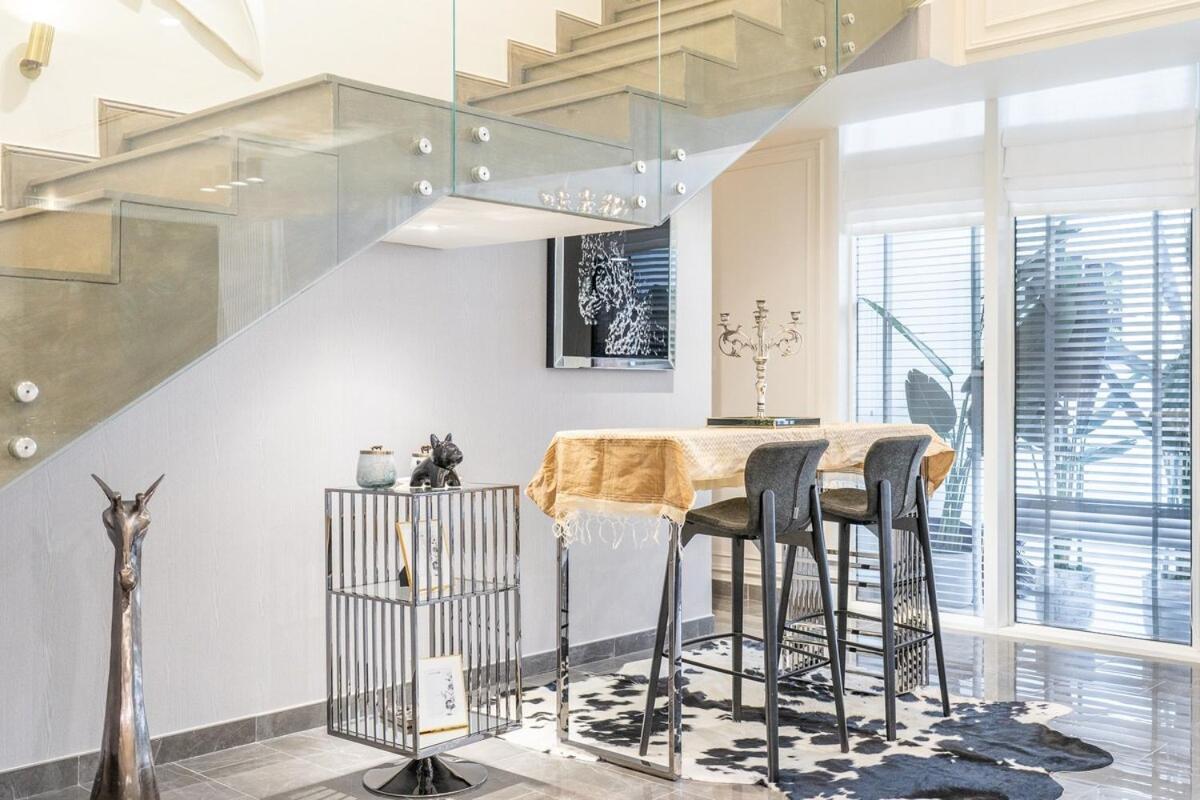 Incredible 3-bed With Marina Views! Apartment