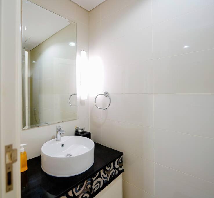 Luxurious Stay, Downtown, The Signature, Mall Street Apartment Dubai