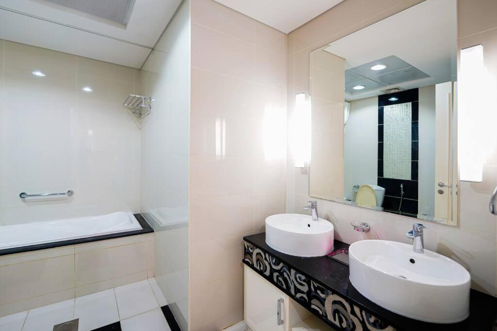Luxurious Stay, Downtown, The Signature, Mall Street Apartment *