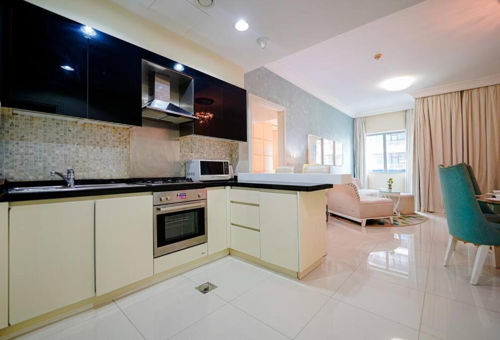 Luxurious Stay, Downtown, The Signature, Mall Street *