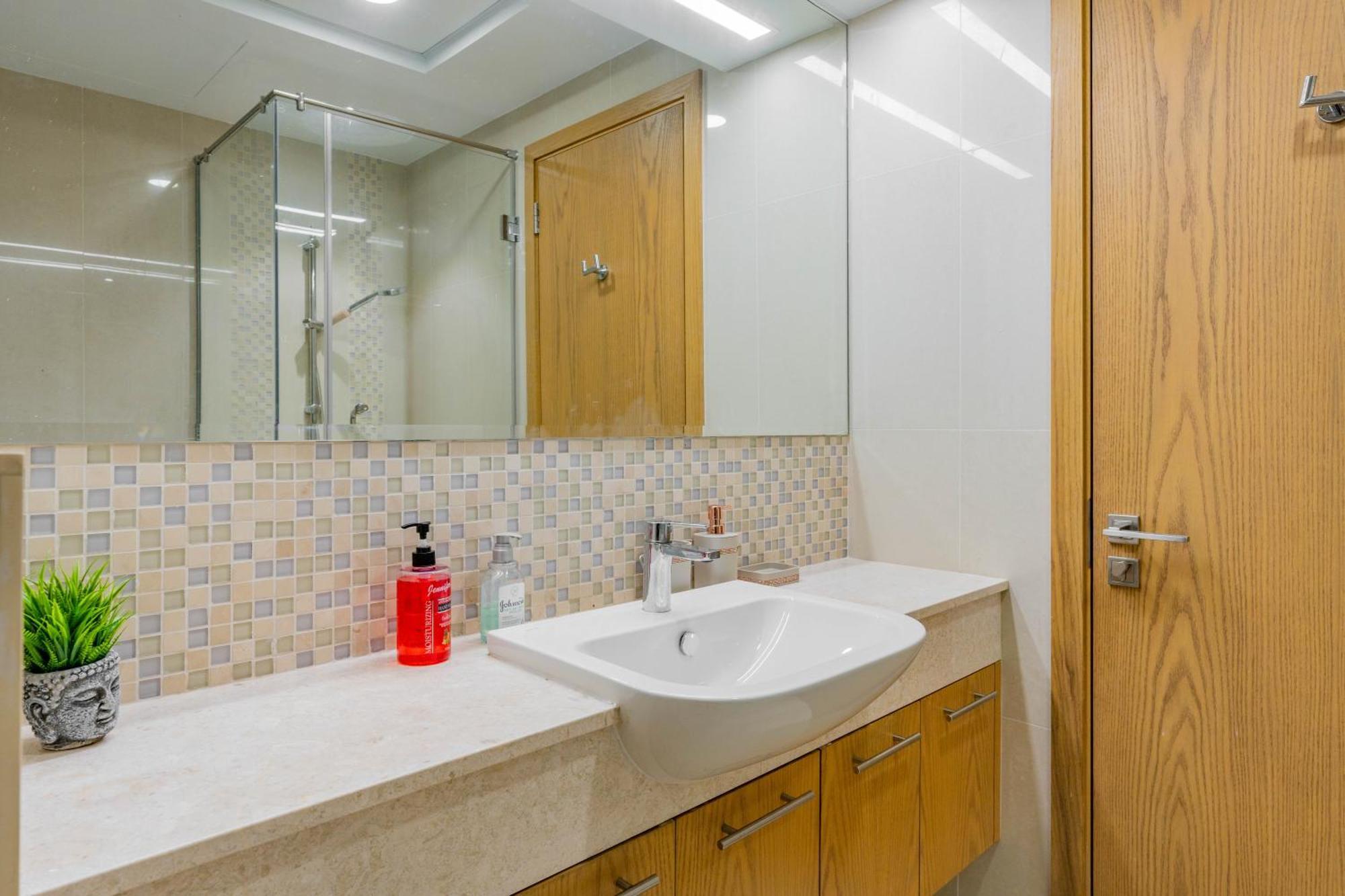 Modern 1-br Close To Mall And Burj Khalifa Lejlighed