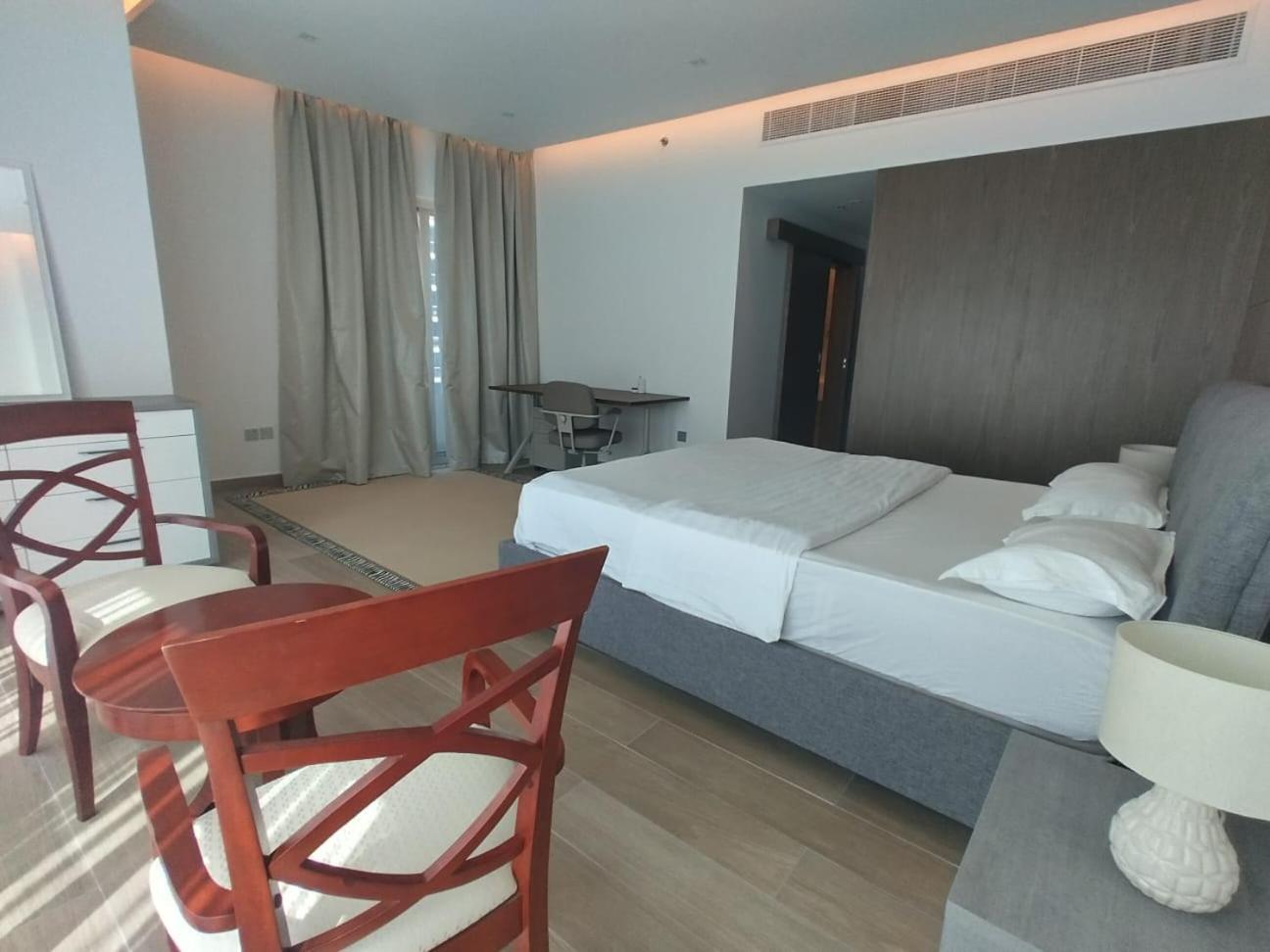 Upgraded 2 Bedroom At Marina Appartement