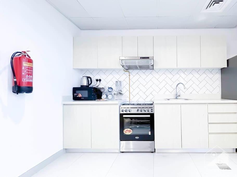 Luxurious 1br With Balcony In Production Apartamento Dubái