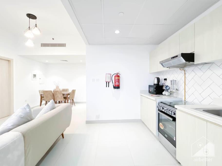 Luxurious 1br With Balcony In Production Dubái