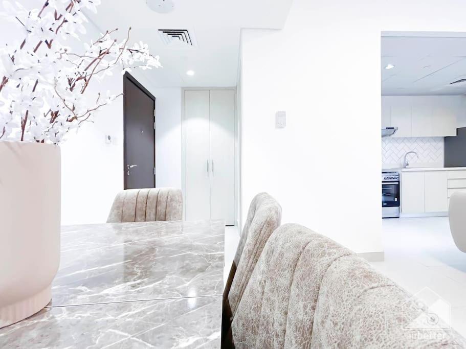Luxurious 1br With Balcony In Production Appartement