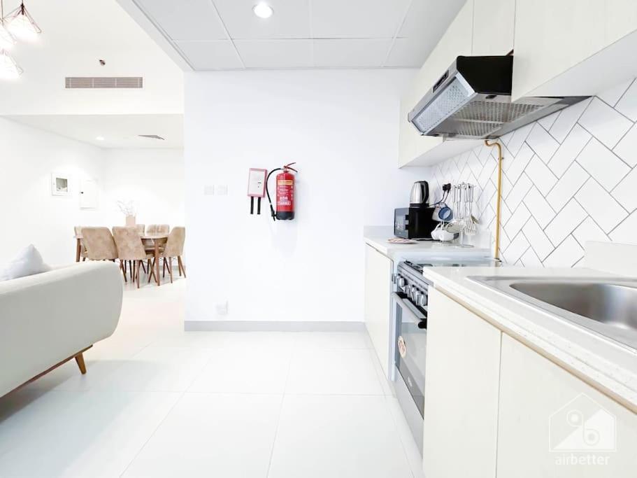 Luxurious 1br With Balcony In Production Dubái