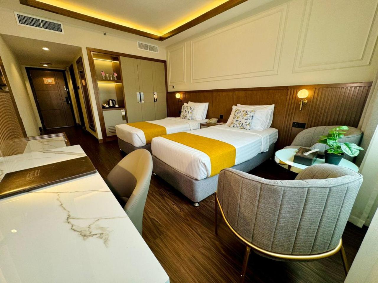 Fortune Plaza Hotel, Airport