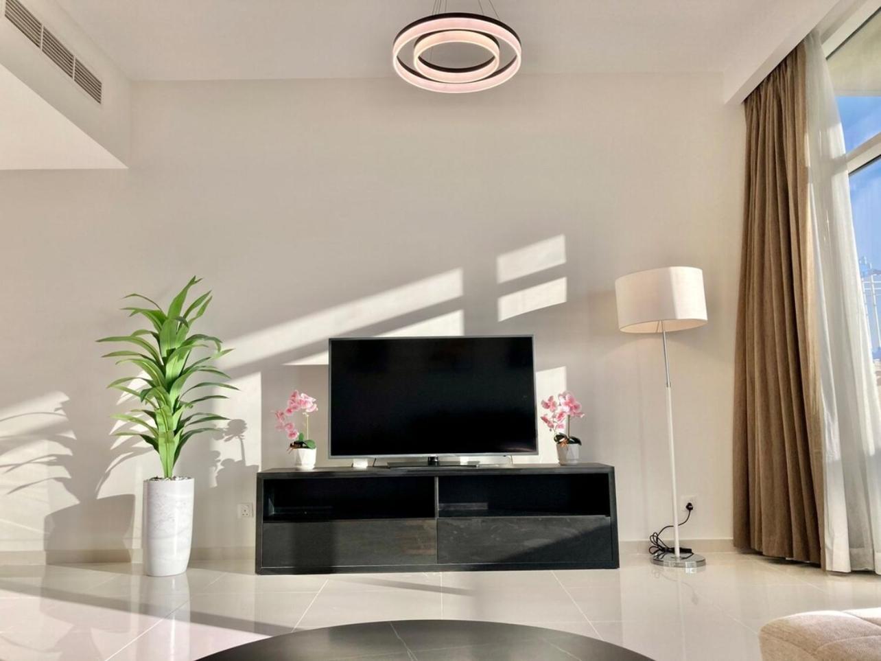 Luxurious 2br Skyline & Pool Views *