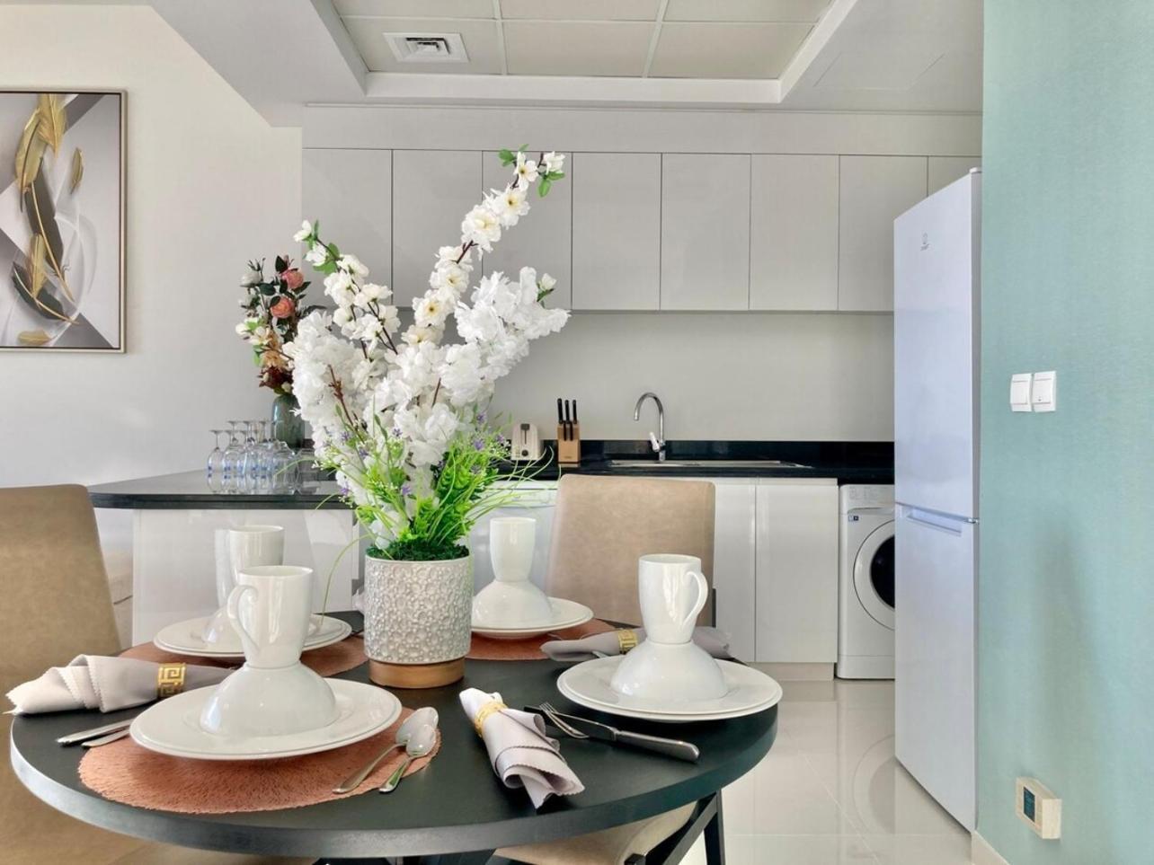 Luxurious 2br Skyline & Pool Views * Dubai