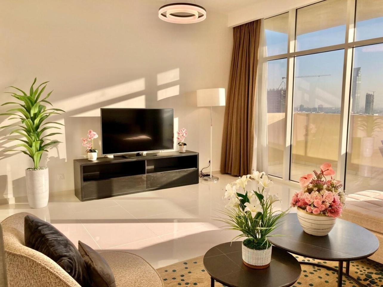 Luxurious 2br Skyline & Pool Views