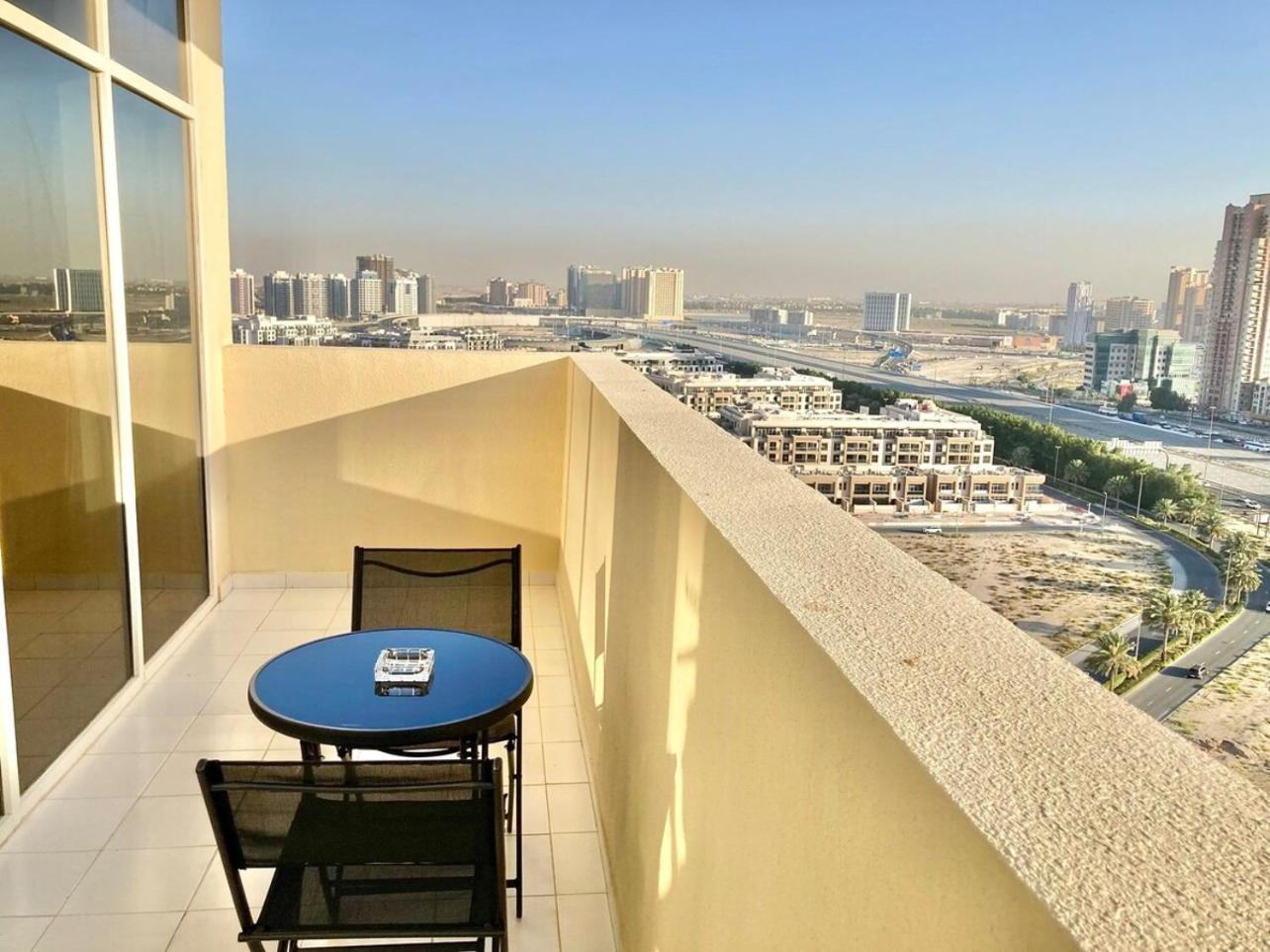 Luxurious 2br Skyline & Pool Views Dubaï