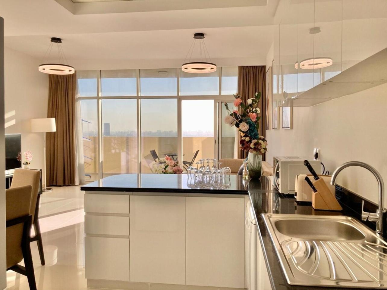 Luxurious 2br Skyline & Pool Views Dubaï