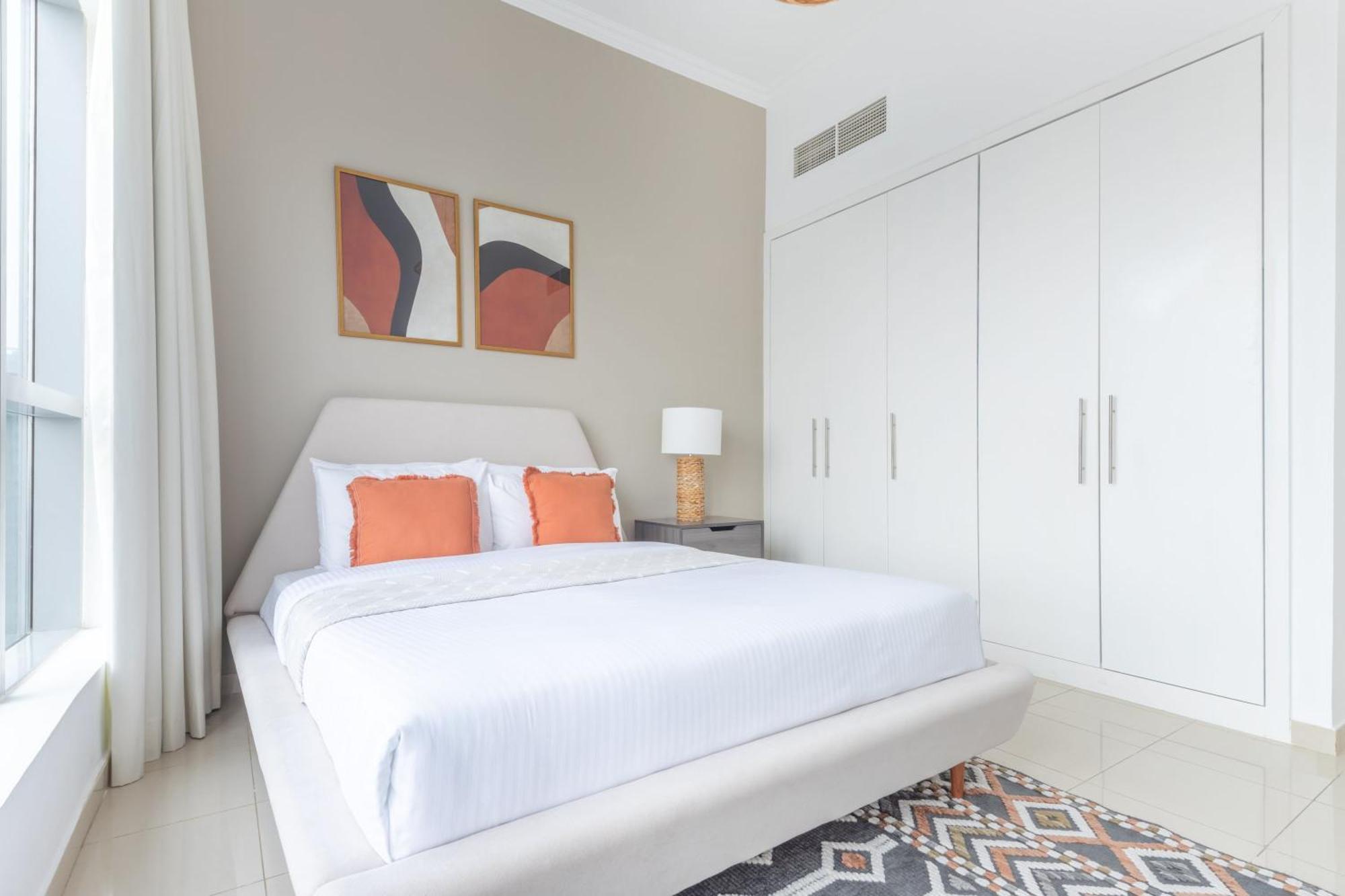 Frank Porter - Bay 1 Apartment Dubai