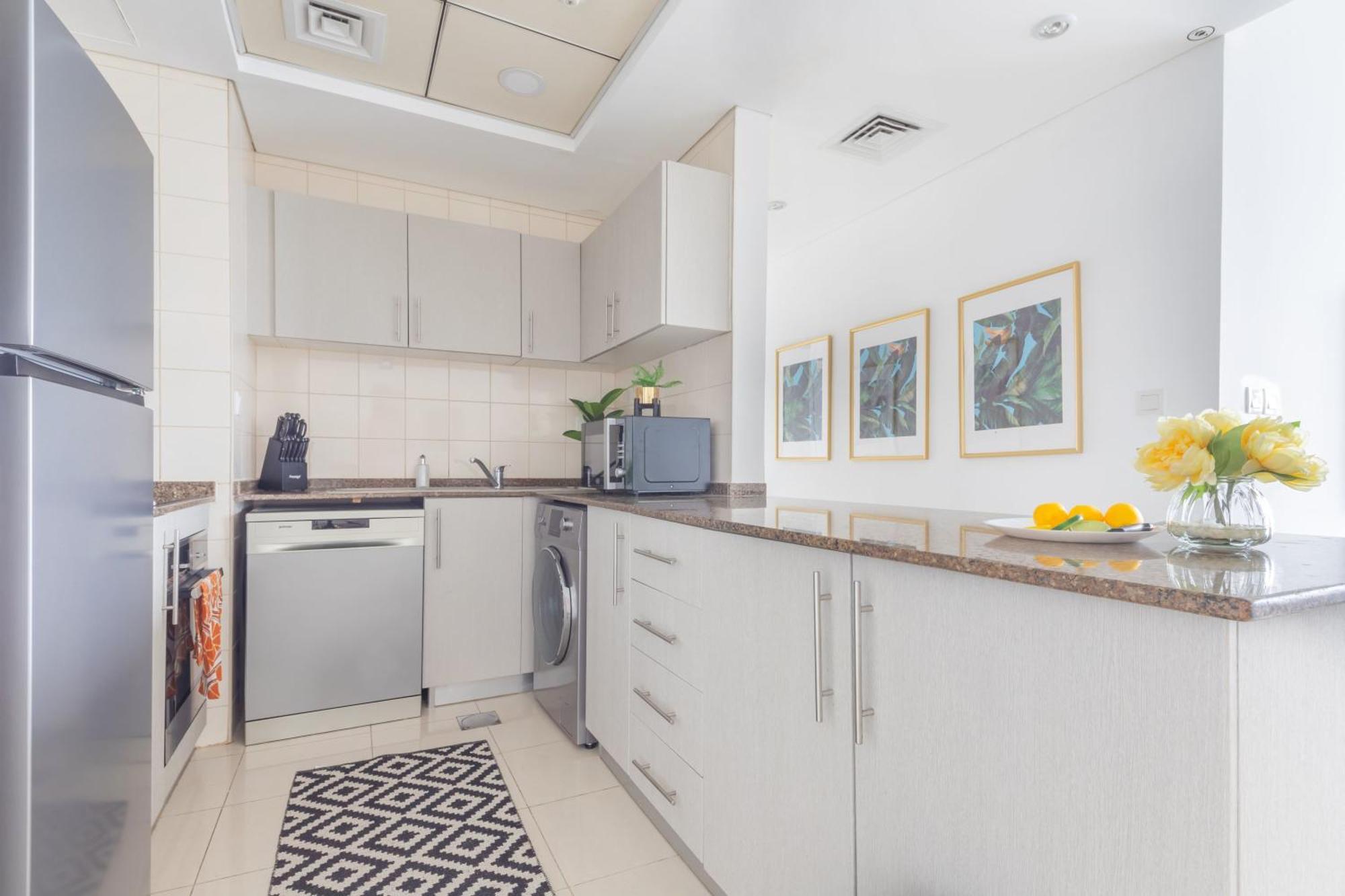 Frank Porter - Bay 1 Apartment Dubai