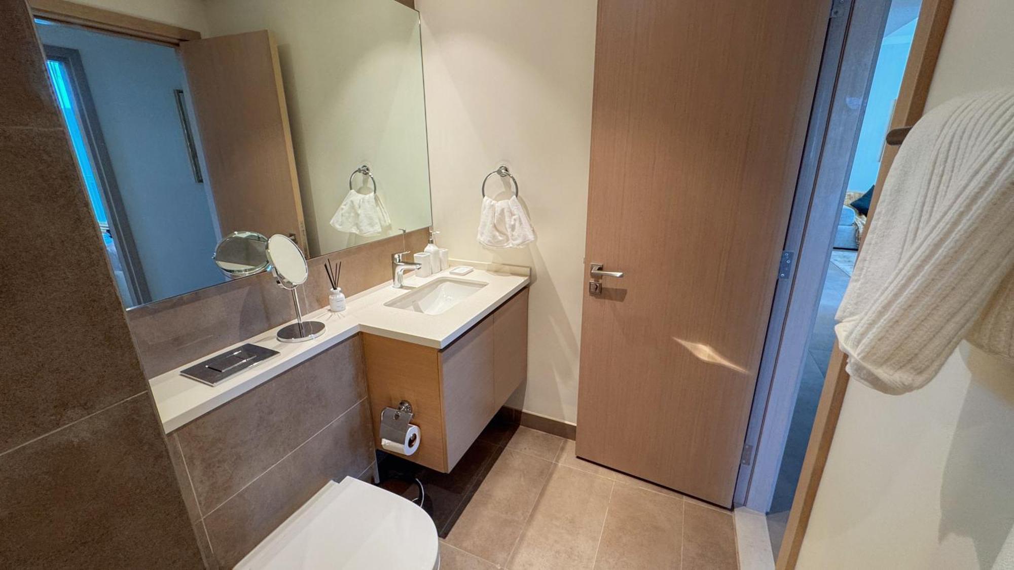 Luxury 2 Bedroom Poolside Haven In Creek Harbour Dubái