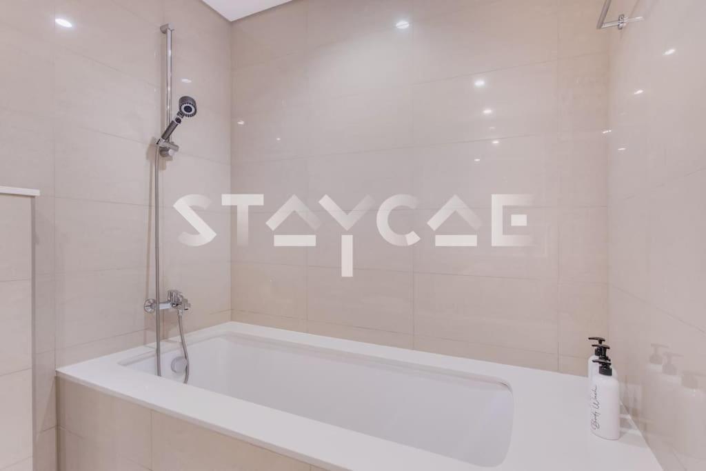 Staycae- Burj Royale 03 Bedroom * Dubaï