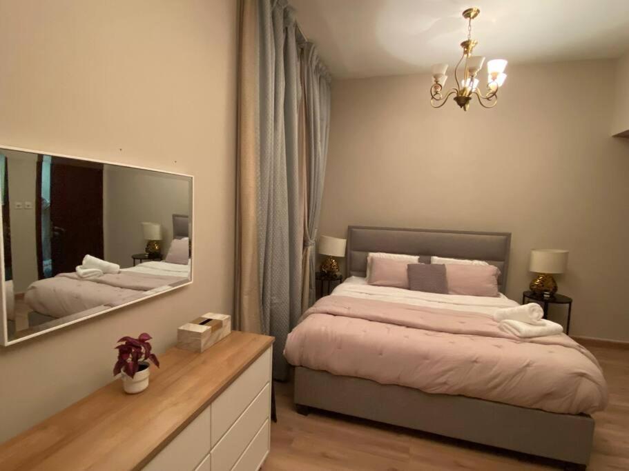 Comfortable 2-br In Jvc, With Balcony Dubaï