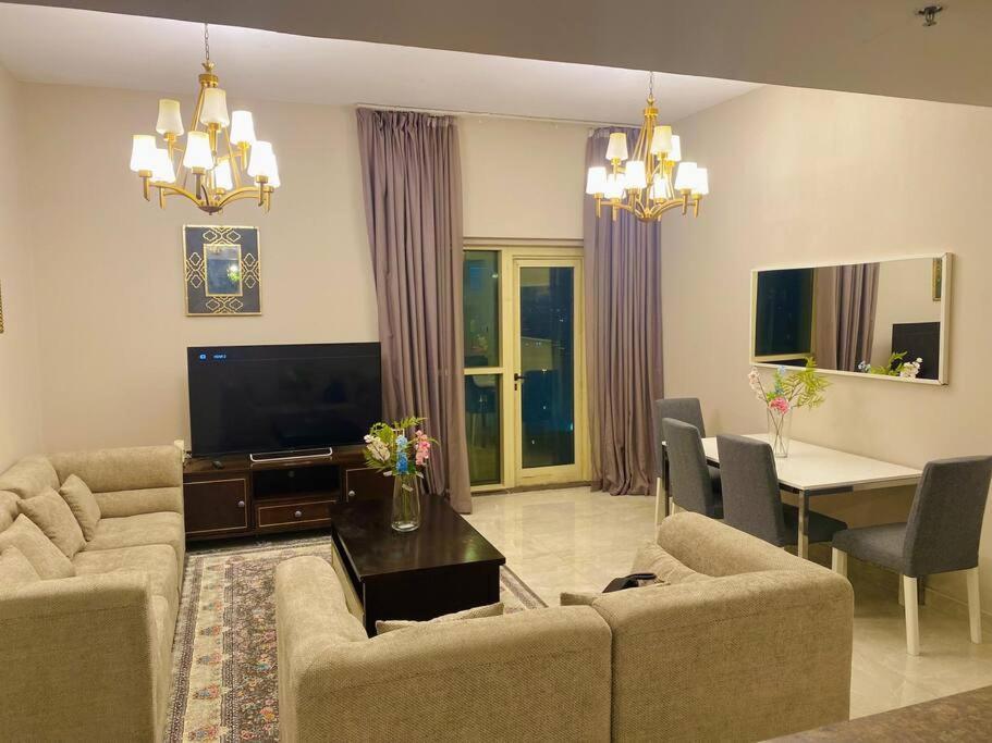 Comfortable 2-br In Jvc, With Balcony Appartement *