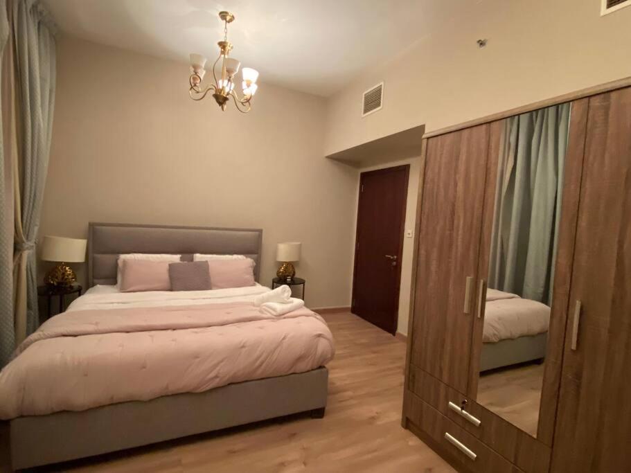Comfortable 2-br In Jvc, With Balcony Appartement Dubaï