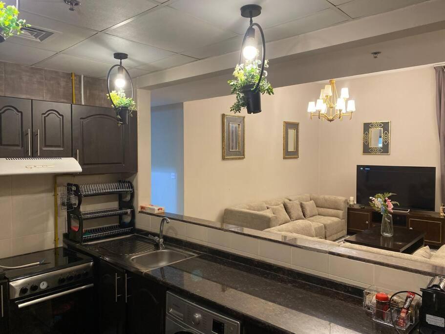 Comfortable 2-br In Jvc, With Balcony Appartement *