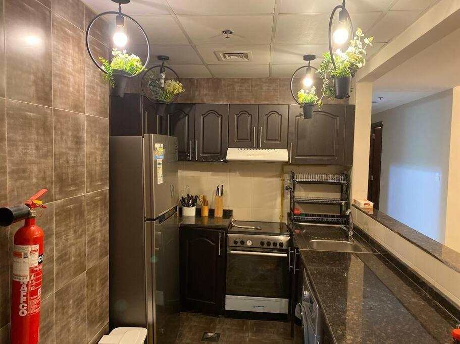 Comfortable 2-br In Jvc, With Balcony