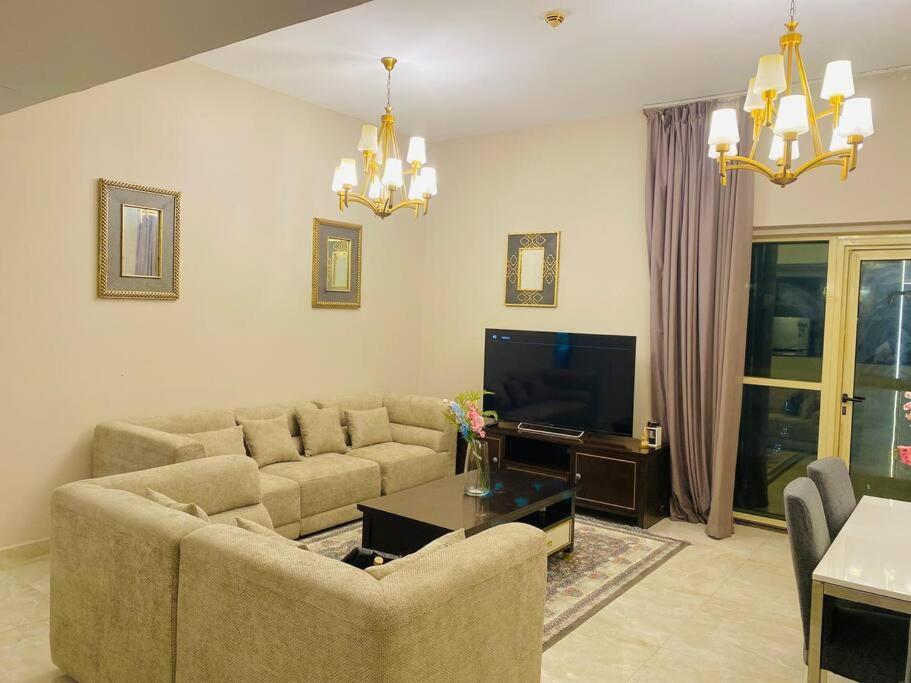 Comfortable 2-br In Jvc, With Balcony Appartement