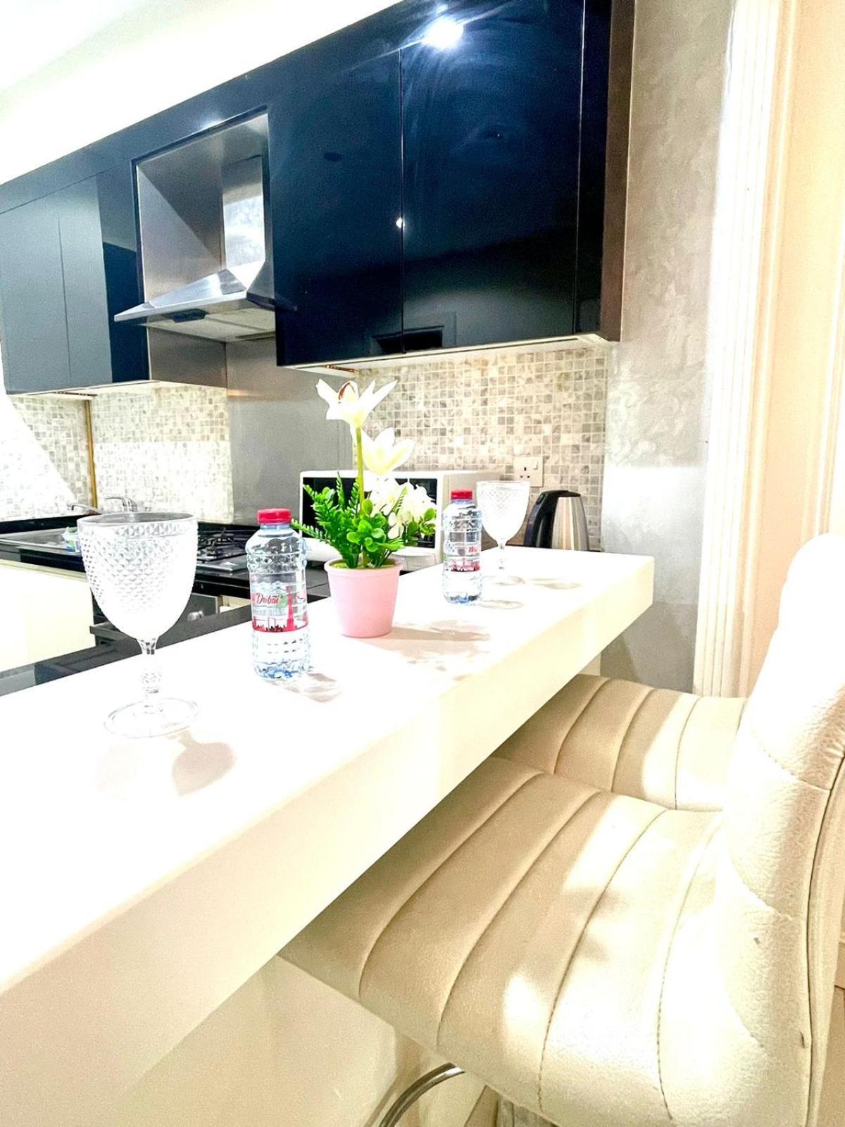 Luxurious Stay, Downtown, The Signature, Mall Street Dubai