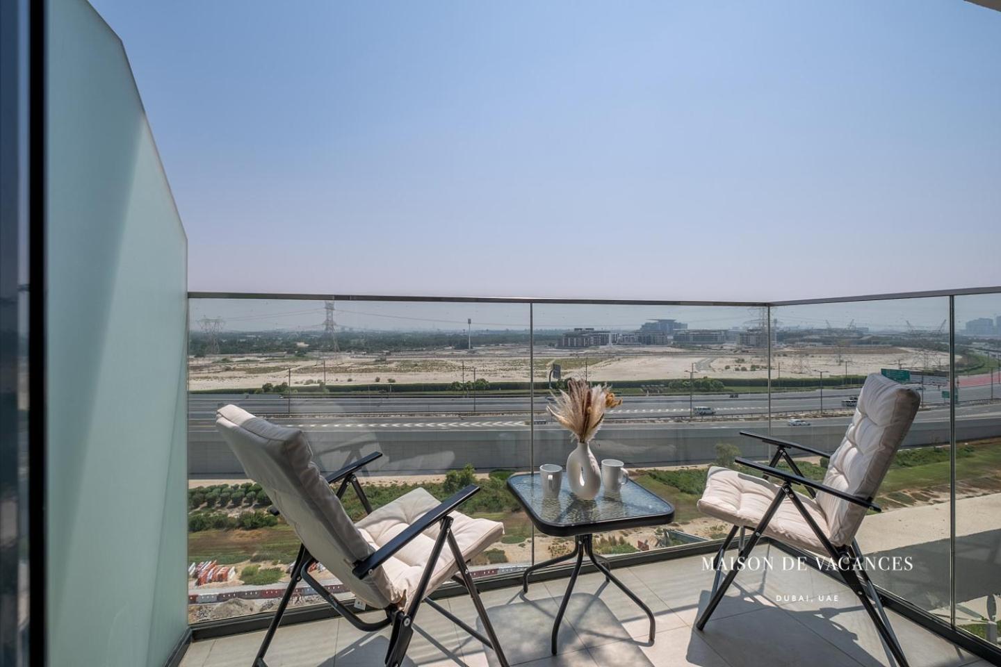 In Azizi Riviera 10mins From Mall