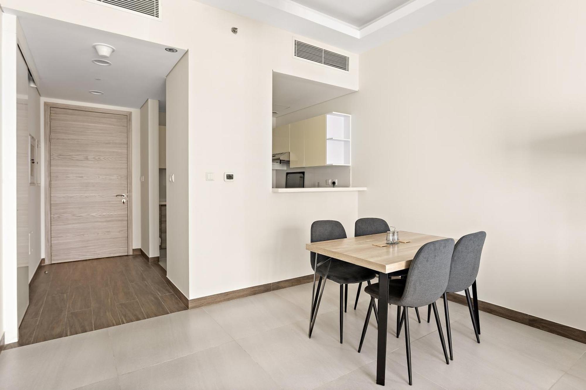 Canal View 1br W Spa, Sauna, Pool & Gym Dubaï