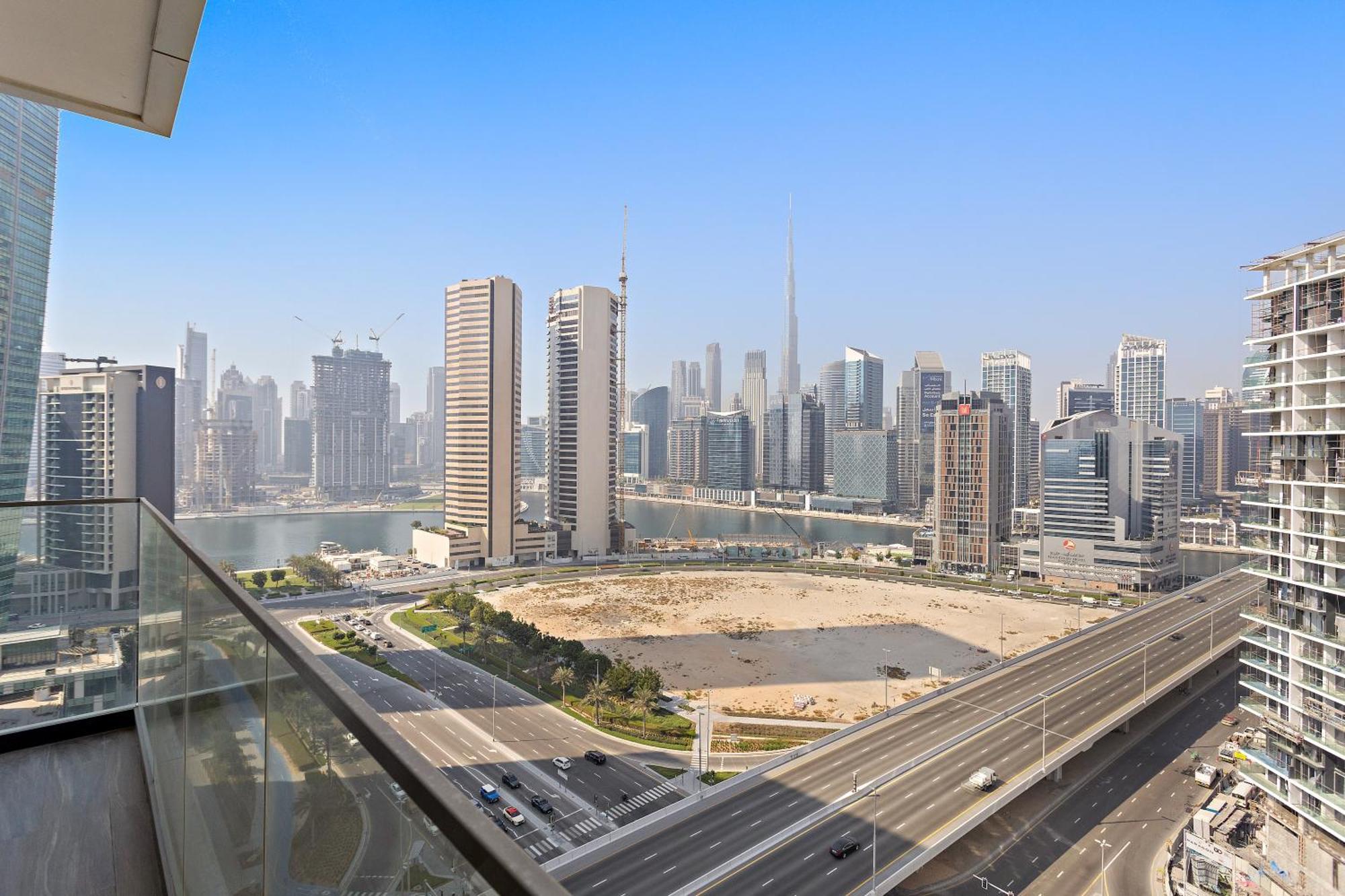 Canal View 1br W Spa, Sauna, Pool & Gym * Dubaï