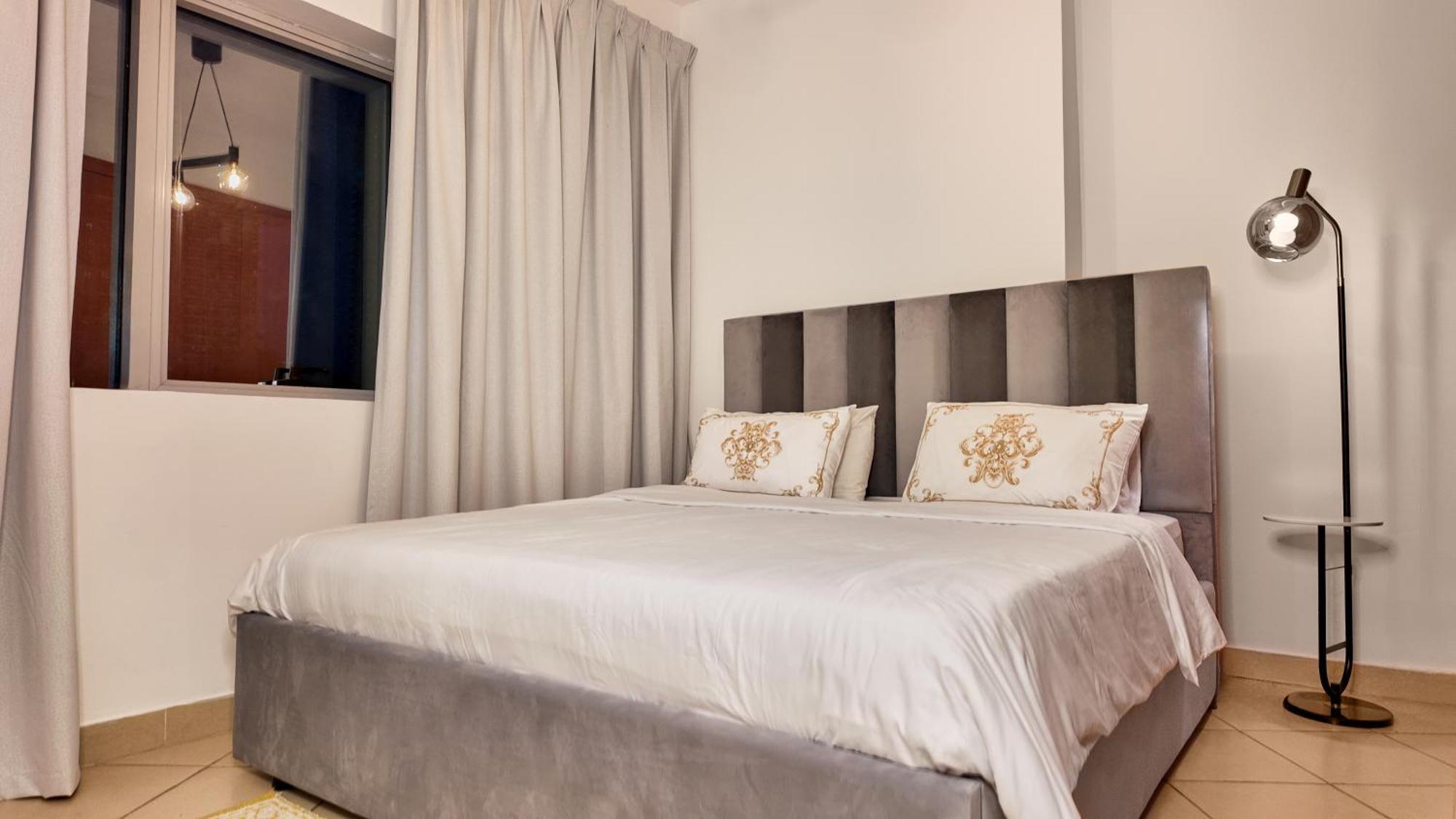 Spacious 2 Bed Marina-near Metro
