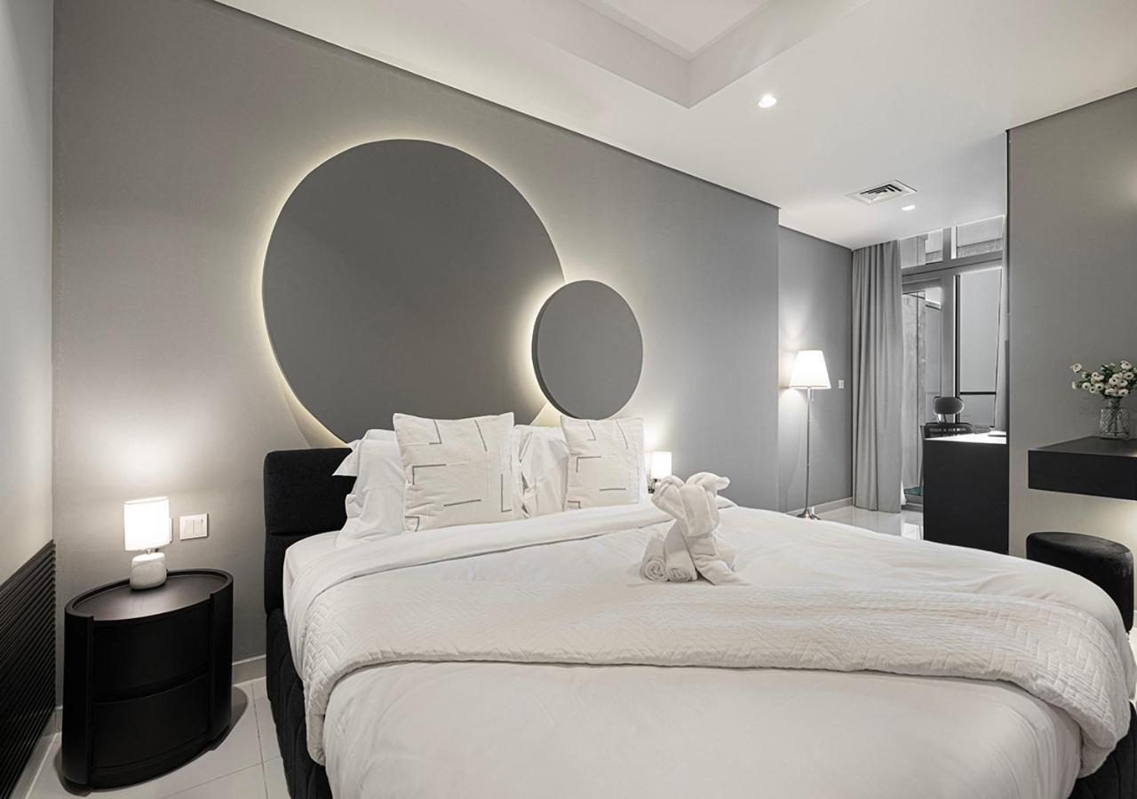 5 Star High Rise Luxury Apartment, Infinity Pool With Stunning Burj View - Brand New *
