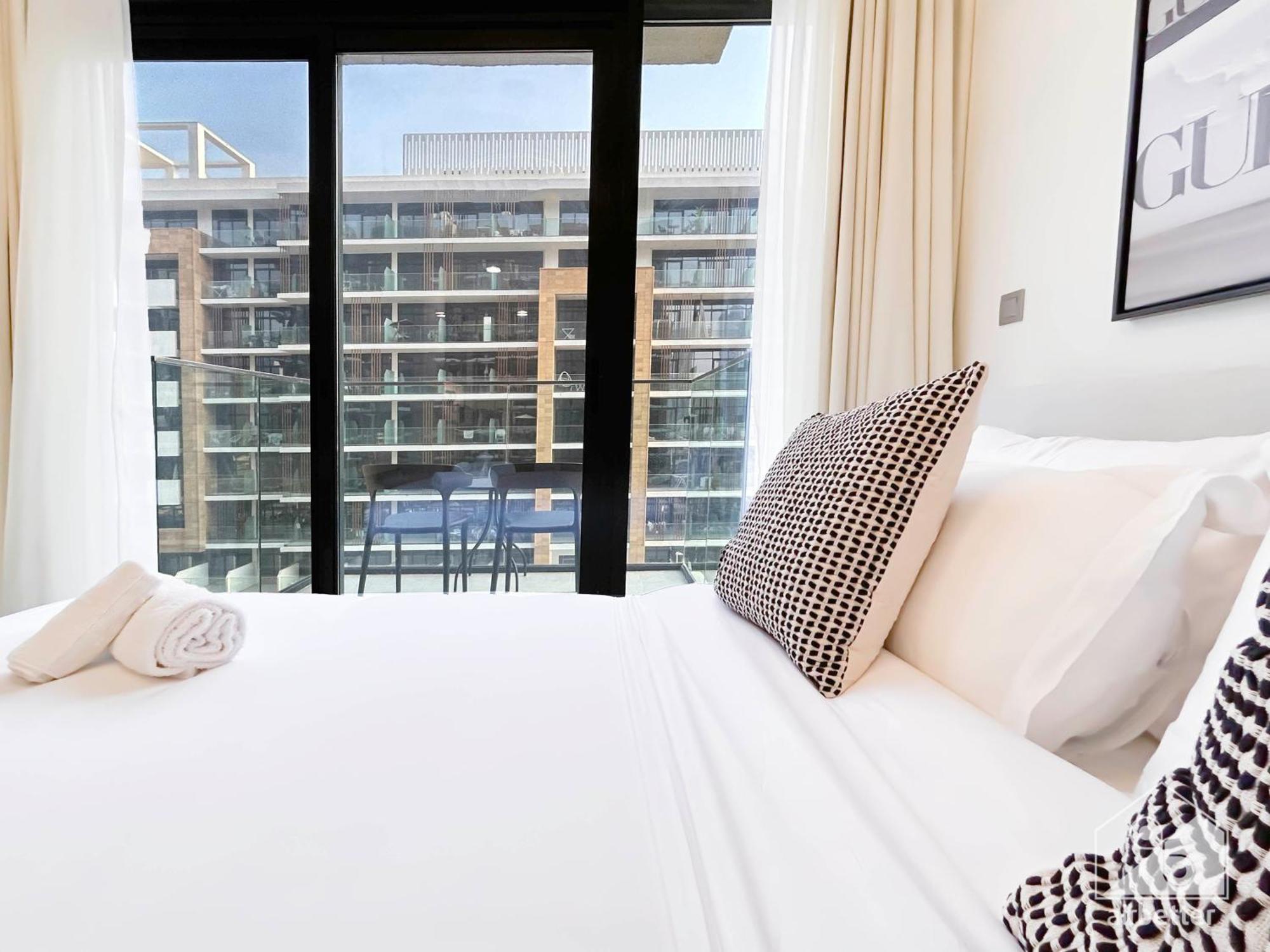Bright & Airy With Balcony In Azizi Riviera Appartement
