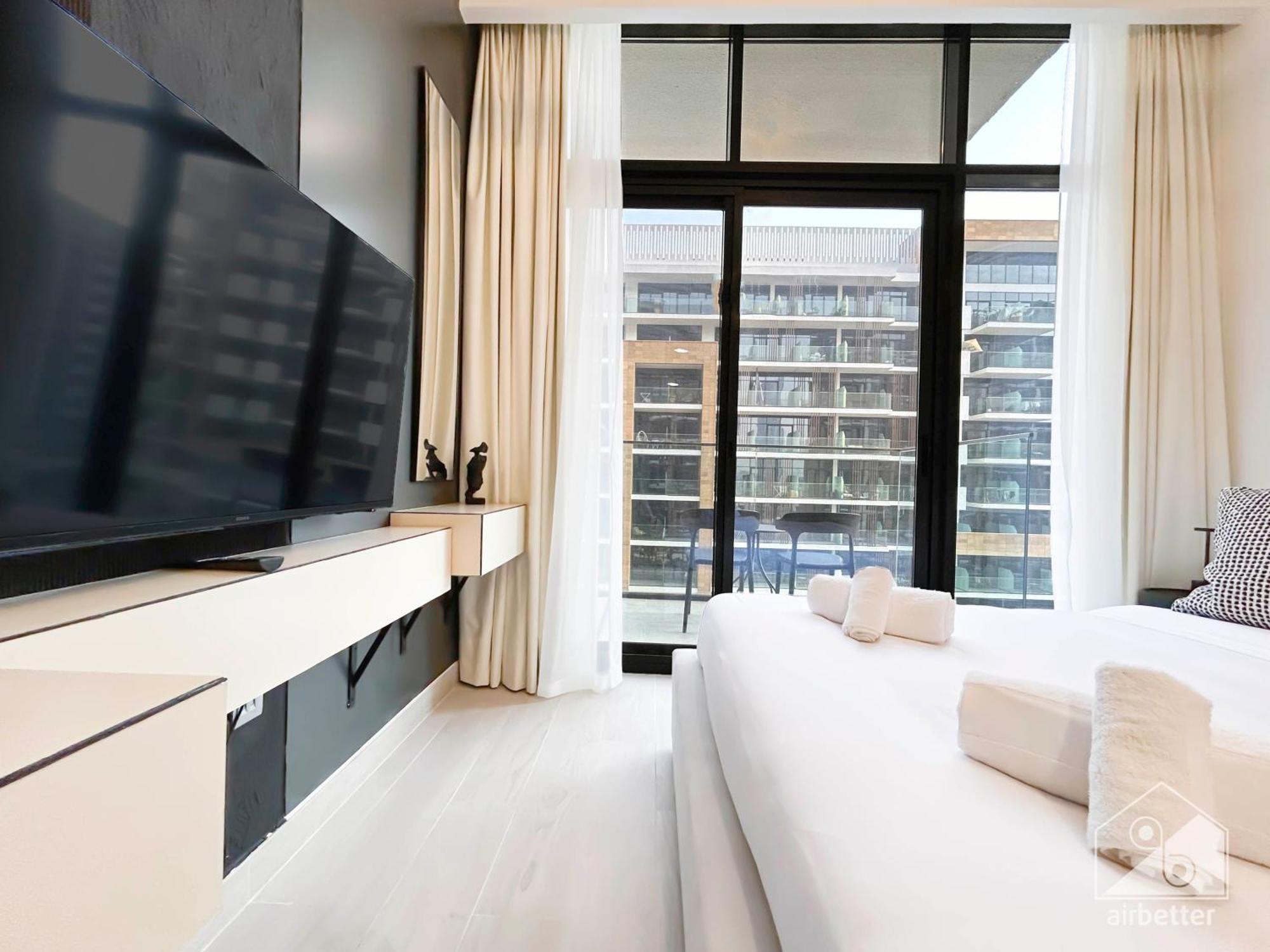 Bright & Airy With Balcony In Azizi Riviera Dubaï