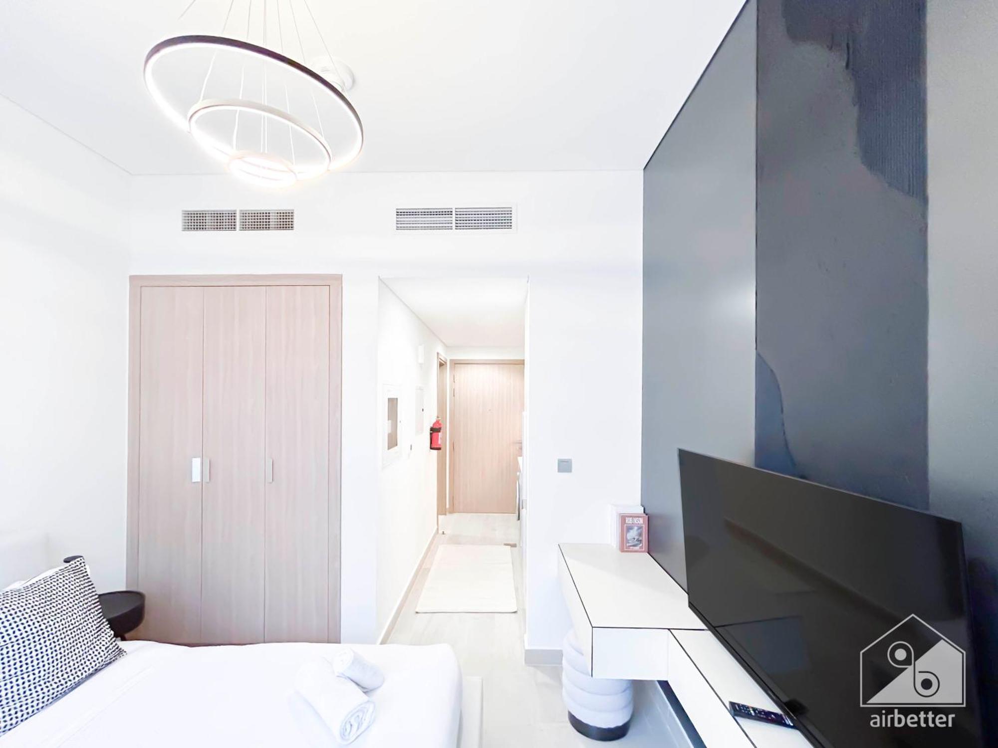 Bright & Airy With Balcony In Azizi Riviera * Dubaï