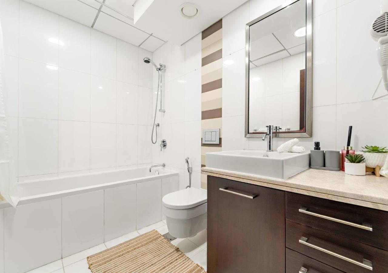 Burj Khalifa View Downtown Gem, 8 Minutes Walk To Mall Apartemen