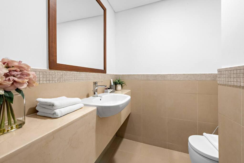 Apartment First Class 2br Elegance With Iconic Views Dubai